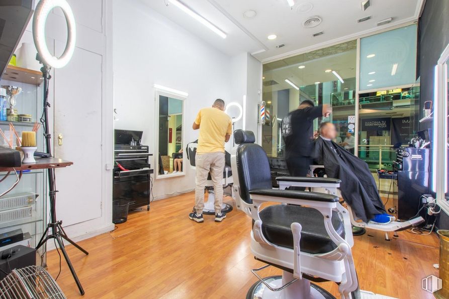 Retail for sale at Zona Pueblo Nuevo, Ciudad Lineal, Madrid, 28017 with person, chair, building, standing, office chair, floor, clock, flooring, beauty salon and service around