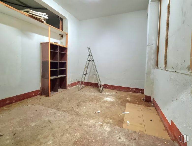 Local en venta en Calle Alcalá, San Blas - Canillejas, Madrid, 28022 con estantería, propiedad, madera, pintura, accesorio, suelos, suelo, escalera, madera dura y tinte para madera alrededor