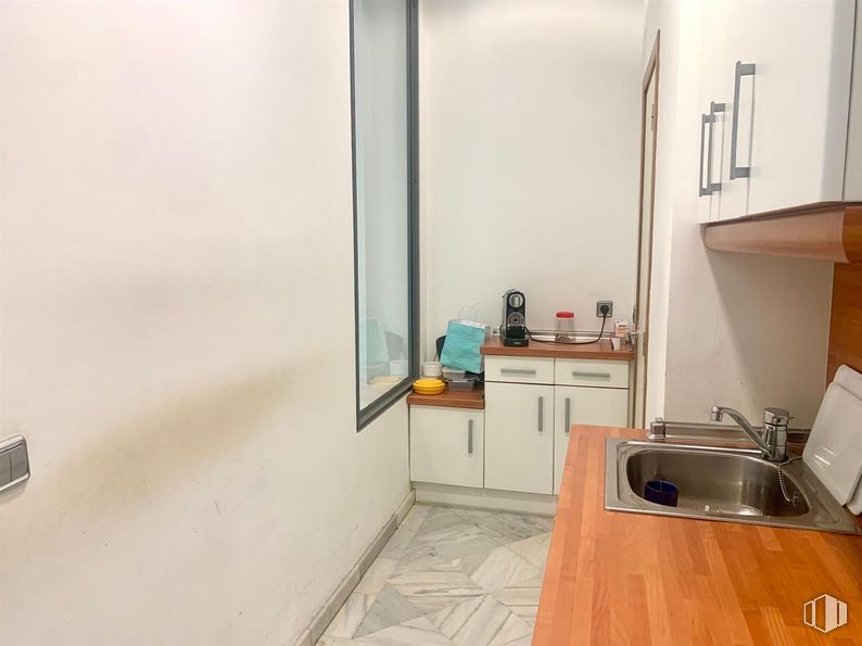 Oficina en alquiler en Calle Carranza, Chamberí, Madrid, 28004 con encimera, fregadero, ebanistería, fregadero, edificio, grifo, cocina, madera, suelo y suelos alrededor