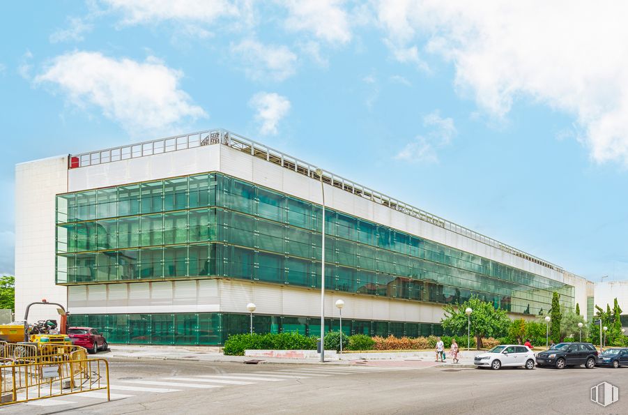 Oficina en alquiler en MASID Encuartes, Avenida Encuartes, 19, Tres Cantos, Madrid, 28760 con edificio, cielo, nube, rueda, luz de la calle, arquitectura, diseño urbano, condominio, planta y coche alrededor