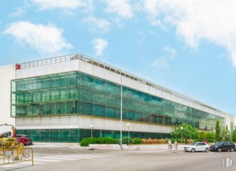 Oficina en alquiler en MASID Encuartes, Avenida Encuartes, 19, Tres Cantos, Madrid, 28760 con edificio, cielo, nube, rueda, luz de la calle, arquitectura, diseño urbano, condominio, planta y coche alrededor