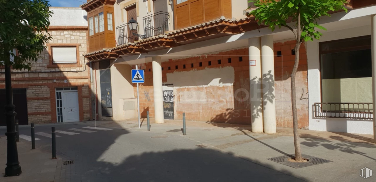 Local en venta en Zona Centro, Quintanar de la Orden, Toledo, 45800 con edificio, diseño urbano, barrio, zona residencial, sombra, inmobiliario, fachada, planta, ciudad y puerta alrededor