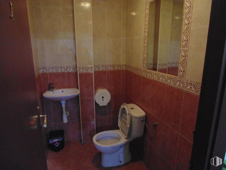 Retail for sale & for rent at Calle Independencia, 3, Ávila, 05005 with toilet, sink, bathroom sink, toilet seat, property, plumbing fixture, bathroom, purple, wood and lighting around