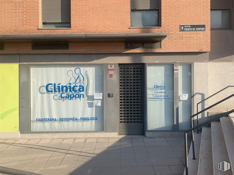 Retail for rent at Calle Puerto de Somport  , Fuencarral - El Pardo, Madrid, 28050 with window, building, fixture, wall, composite material, city, door, facade, gas and tints and shades around