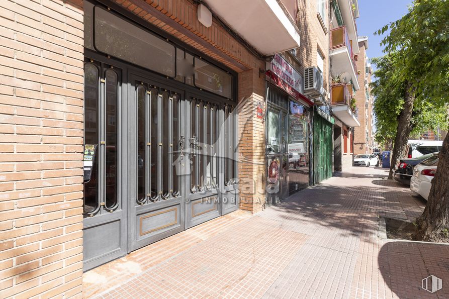 Retail for sale at Zona centro, Alcalá de Henares, Madrid, 28805 with car, property, building, infrastructure, road surface, wood, window, wheel, tree and tire around