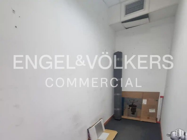 Office for rent at Calle Manuel Tovar, 16, Fuencarral - El Pardo, Madrid, 28034 with building, interior design, grey, wood, wall, comfort, laptop, flooring, shade and computer around