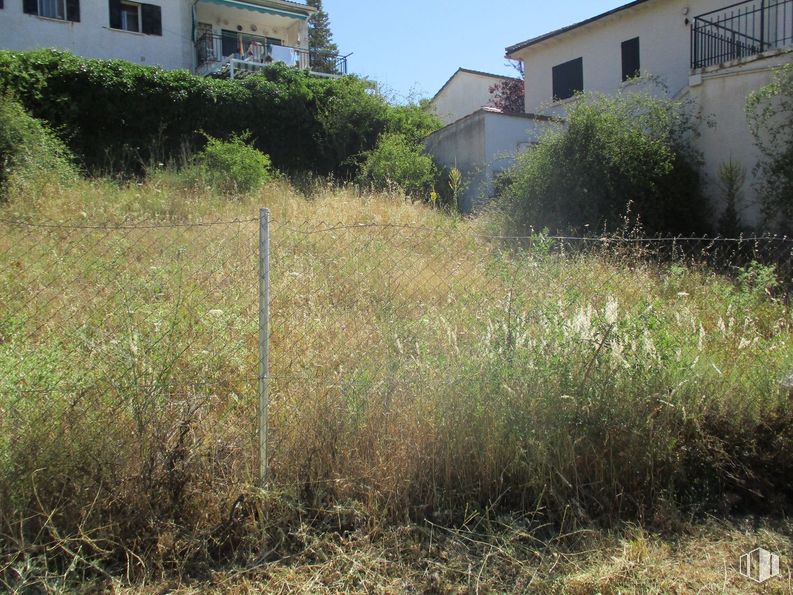 Land for sale at Calle Juan Sebastián Elcano, Santa María de la Alameda, Madrid, 28296 with plant, plant community, window, sky, land lot, building, natural landscape, biome, grass and shrub around