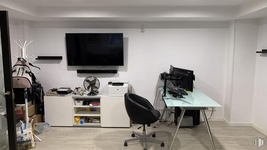 Oficina en venta en Calle Irún, 25, Moncloa - Aravaca, Madrid, 28008 con silla, mesa, televisión, equipaje y bolsos, negro, electrodoméstico, suelo, televisor, suelos y silla de oficina alrededor