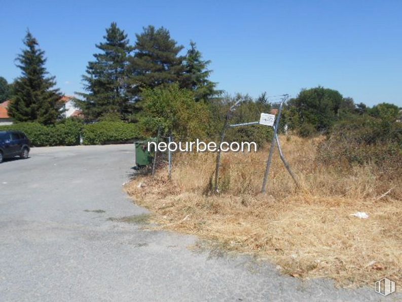 Land for sale at La Cañada, Herradón de Pinares, Ávila, 05294 with car, furniture, sky, plant, tree, automotive lighting, natural landscape, land lot, wheel and road surface around