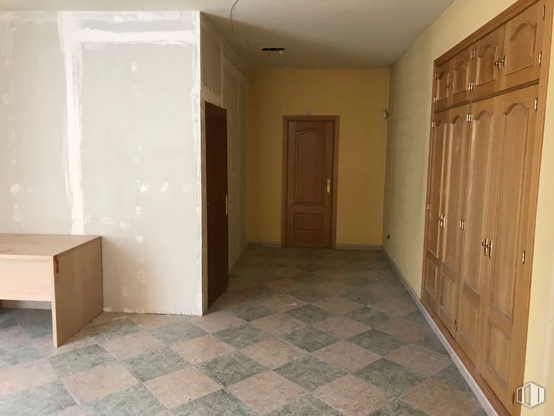 Local en alquiler y venta en Calle Sierra Gorda, Villa de Vallecas, Madrid, 28031 con armario, mesa, madera, accesorio, puerta, interiorismo, piso, suelo, tinte para madera y pintura alrededor