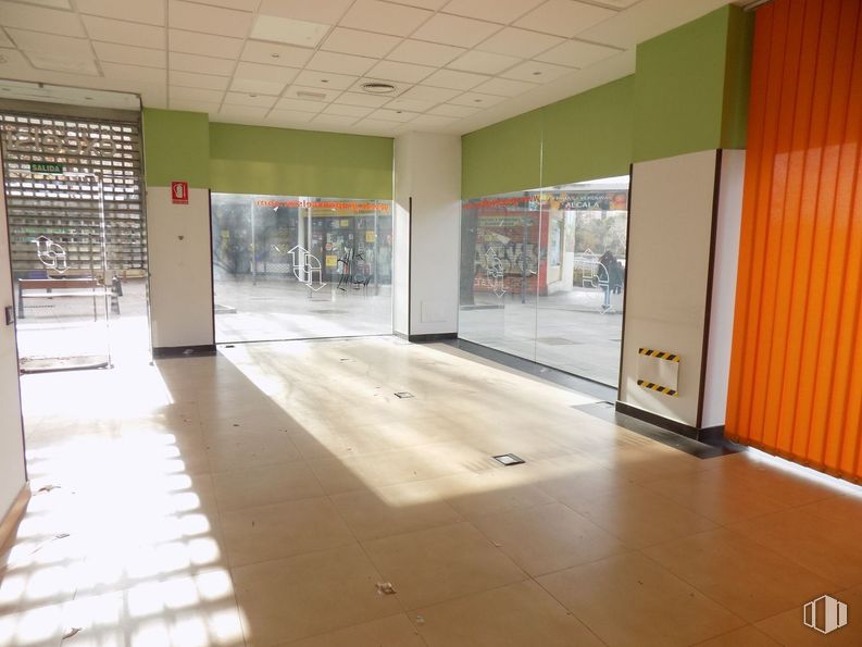 Retail for rent at Plaza Encuentro, 3, Moratalaz, Madrid, 28030 with flooring, floor, interior design, composite material, tile flooring, commercial building, glass, ceiling, tile and concrete around