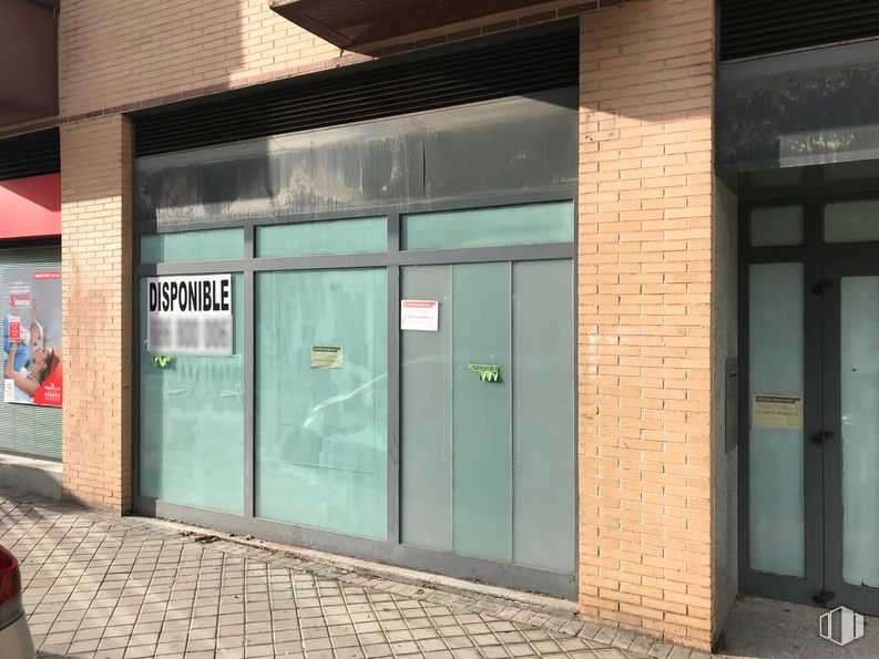 Retail for sale & for rent at Calle Alfonso Gomez, 61, San Blas - Canillejas, Madrid, 28037 with door, fixture, wall, facade, building, shade, glass, city, vehicle door and tints and shades around