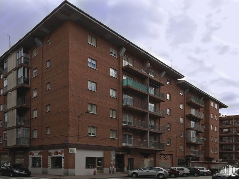 Retail for sale & for rent at Calle Rafaela de Antonio, 6, Ávila, 05002 with car, sky, wheel, building, cloud, window, tire, vehicle, tower block and urban design around