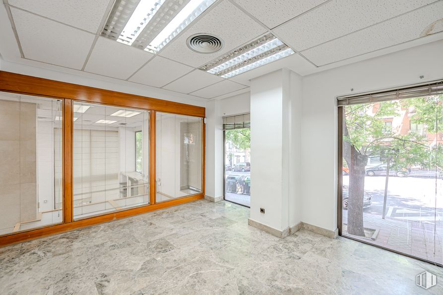 Local en venta en Ronda de Segovia, Arganzuela, Madrid, 28005 con lámpara, alumbrado, edificio, propiedad, ventana, accesorio, puerta, madera, hall y suelo alrededor