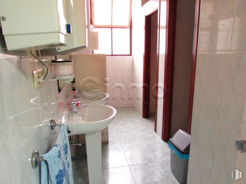 Oficina en alquiler en Calle Huertas, Centro, Madrid, 28014 con ventana, fregadero, grifo, edificio, accesorios de fontanería, lavabo, cuarto de baño, interiorismo, fluido y madera alrededor