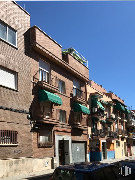 Industrial for sale at Calle Papagayo, 25, Carabanchel, Madrid, 28025 with window, car, sky, building, property, urban design, house, condominium, neighbourhood and material property around