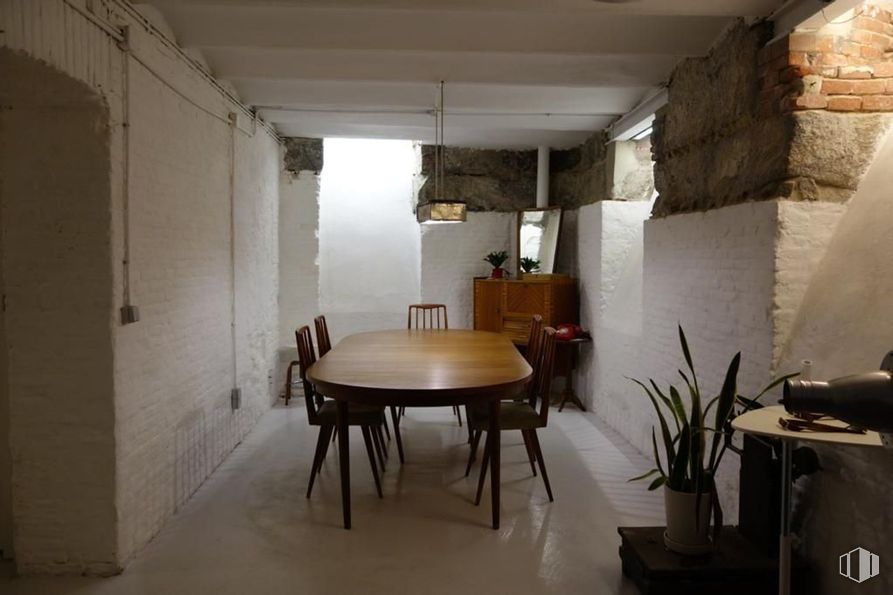 Retail for rent at Calle Acuerdo, 17, Centro, Madrid, 28015 with kitchen & dining room table, chair, houseplant, table, property, building, plant, flowerpot, wood and interior design around