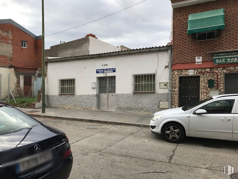 Local en venta en Calle Octubre, 36, San Blas - Canillejas, Madrid, 28022 con rueda, coche, ventana, casa, puerta, placa de matrícula, luz de estacionamiento automotriz, vehículo terrestre, cielo y neumático alrededor