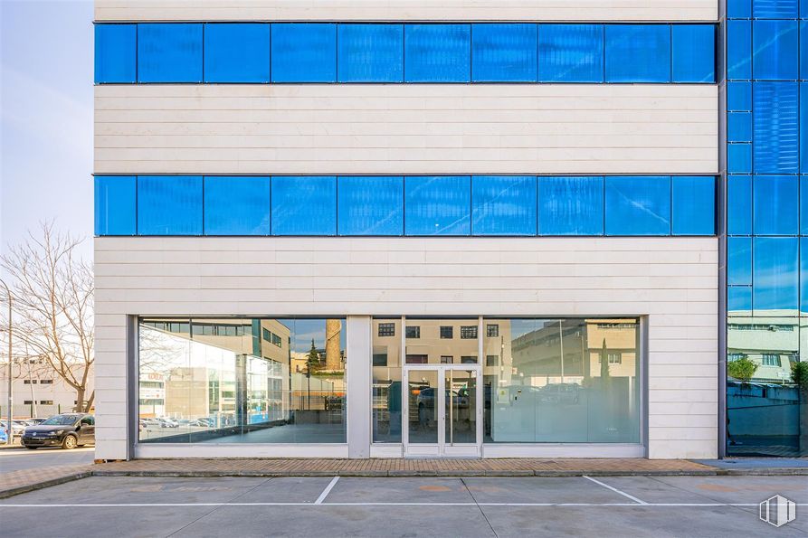 Retail for rent at Avenida Industria, 37, Alcobendas, Madrid, 28108 with property, blue, fixture, rectangle, architecture, building, wall, material property, sky and composite material around