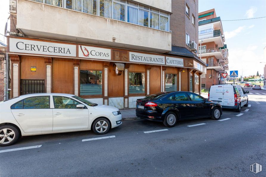 Local en venta en Calle Boltaña, 118, San Blas - Canillejas, Madrid, 28022 con coche, camioneta, edificio, neumático, rueda, luz de estacionamiento, vehículo terrestre, vehículo, propiedad y ventana alrededor