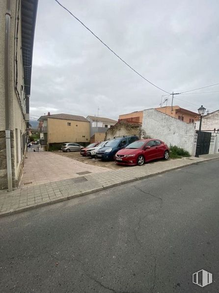 Land for sale at Calle Santa Teresa de Jesús, 7, Guadarrama, Madrid, 28440 with car, sky, automotive parking light, cloud, tire, vehicle, wheel, building, motor vehicle and asphalt around