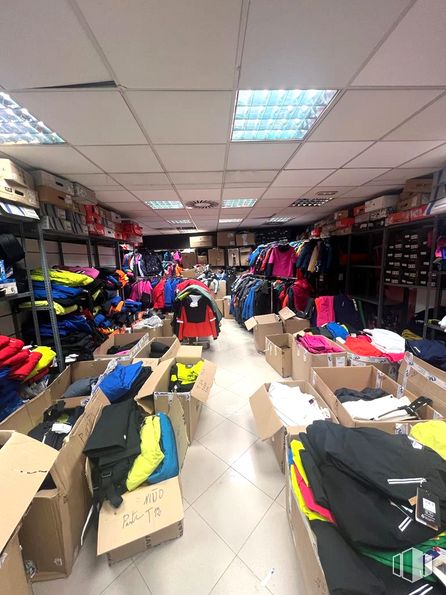 Local en venta en Calle Bravo Murillo, Tetuán, Madrid, 28020 con equipaje y bolsos, productos envasados, diseño automovilístico, venta al por menor, cliente, bolsa, mercado, servicio, edificio y camiseta alrededor