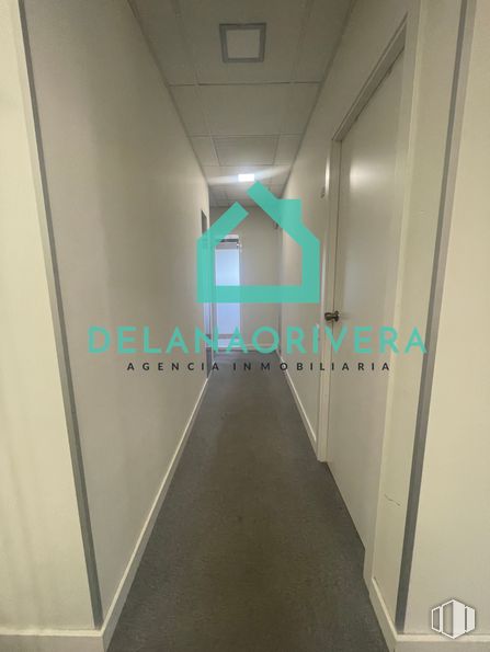 Oficina en alquiler en La Marazuela, Las Rozas de Madrid, Madrid, 28230 con edificio, accesorio, rectángulo, suelo, techo, simetría, vidrio, espacio, yeso y aluminio alrededor