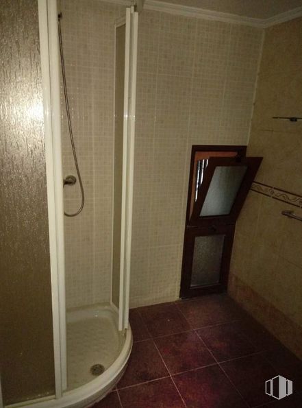 Office for sale & for rent at Calle Granada, Toledo, 45001 with shower door, plumbing fixture, fixture, wood, bathroom, shower, curtain, interior design, house and floor around