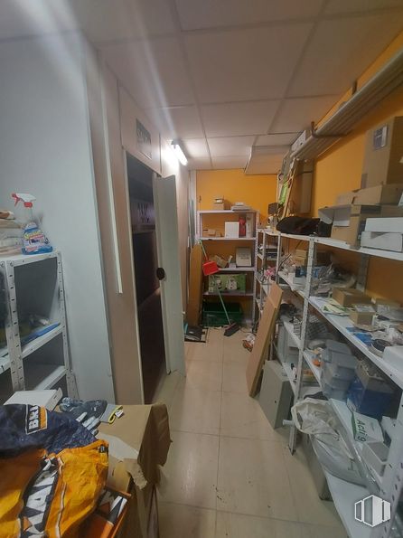 Local en venta en Zona centro, Ajalvir, Madrid, 28864 con suelos, suelo, caja de envío, plástico, envases de cartón, caja, estantería, envasado y etiquetado, estante y cartón alrededor