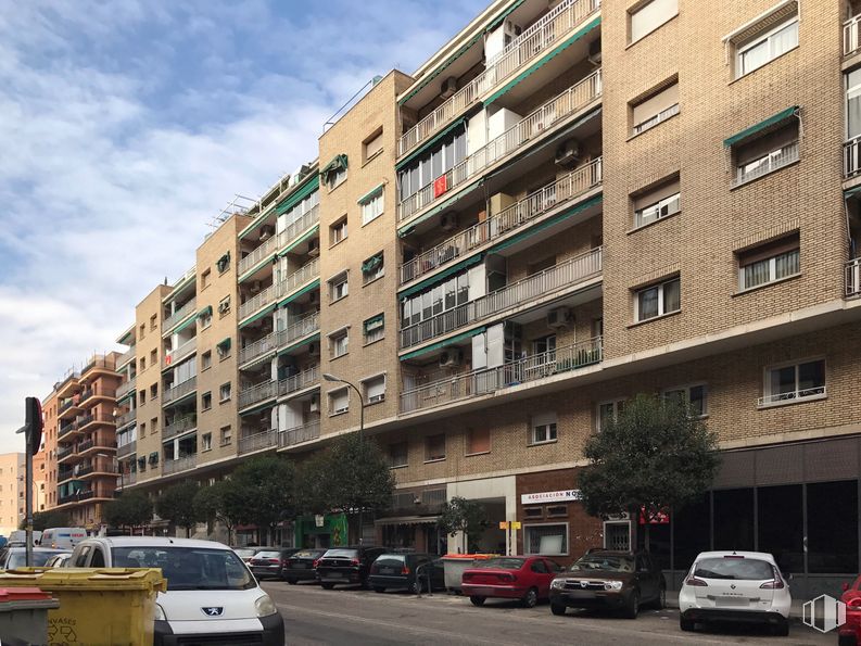 Local en venta en Calle Jacinto Verdaguer, 34, Carabanchel, Madrid, 28019 con coche, edificio, nube, neumático, rueda, vehículo, propiedad, cielo, ventana y infraestructura alrededor