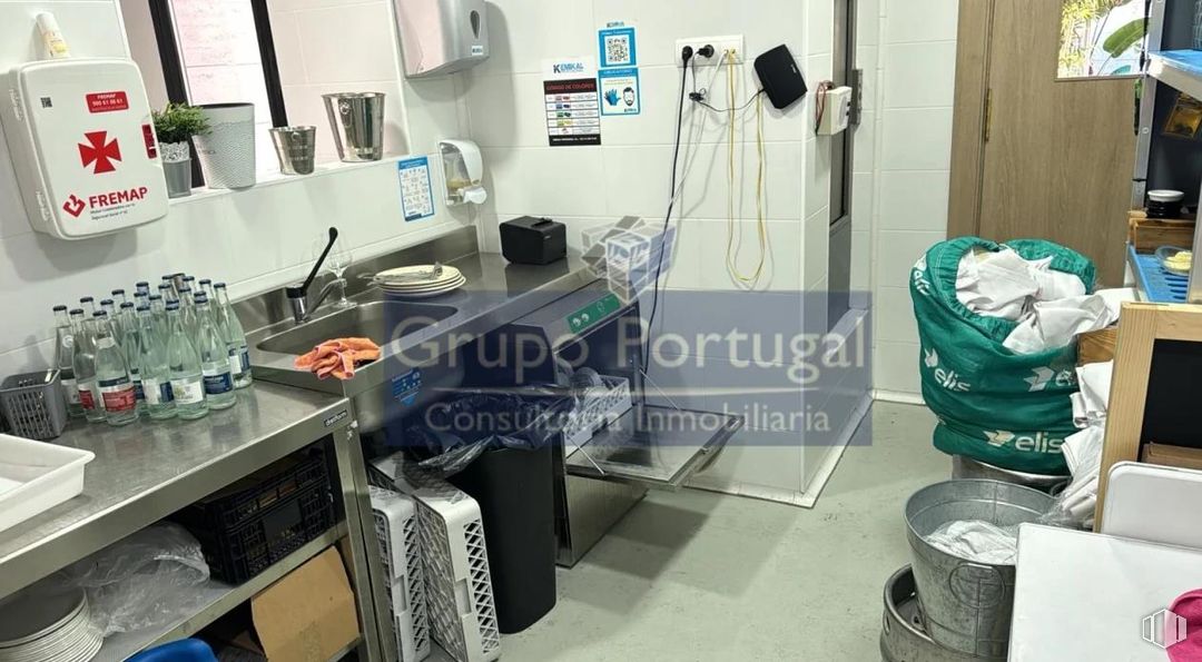 Local en alquiler en Avenida Nuevo Mundo, Boadilla del Monte, Madrid, 28660 con encimera, limpieza, estantería, ebanistería, electrodoméstico, estante y aluminio alrededor