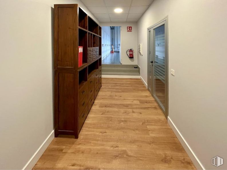 Industrial for sale at Calle Barcelona, Ávila, 05194 with cabinetry, building, fixture, door, wood, floor, flooring, hall, window and wood stain around