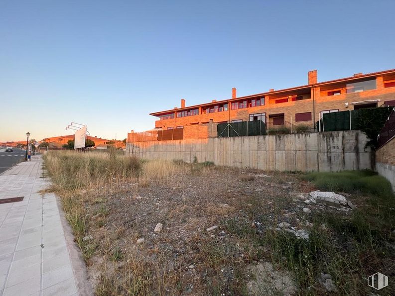 Suelo en venta en Calle Países Bajos, Ávila, 05004 con edificio, cielo, planta, lote de terreno, casa, hierba, paisaje, ciudad, ladrillo y fachada alrededor