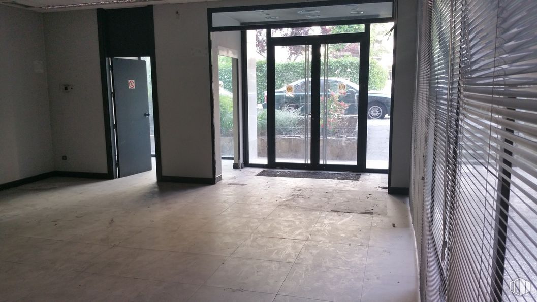 Retail for sale & for rent at Calle Pedro Rico, 31, Fuencarral - El Pardo, Madrid, 28029 with door, window blind, building, window, fixture, plant, floor, wood, fence and house around