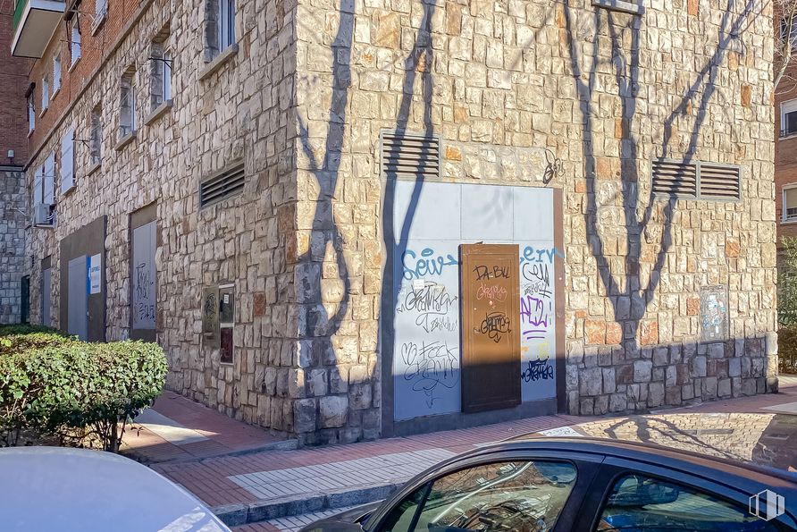 Retail for sale & for rent at Calle Valdecanillas, 9, San Blas - Canillejas, Madrid, 28037 with car, plant, building, window, road surface, vehicle, architecture, motor vehicle, asphalt and automotive lighting around