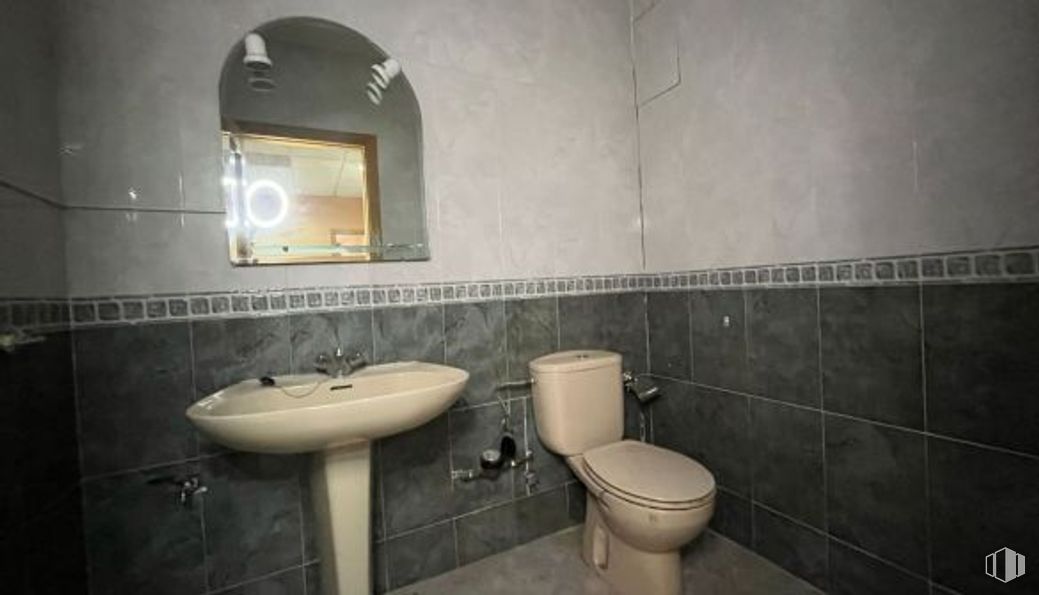 Retail for rent at Calle Ángel Alcazar, 8, Talavera de la Reina, Toledo, 45600 with toilet, sink, mirror, property, plumbing fixture, tap, bathroom, black, bathroom sink and purple around