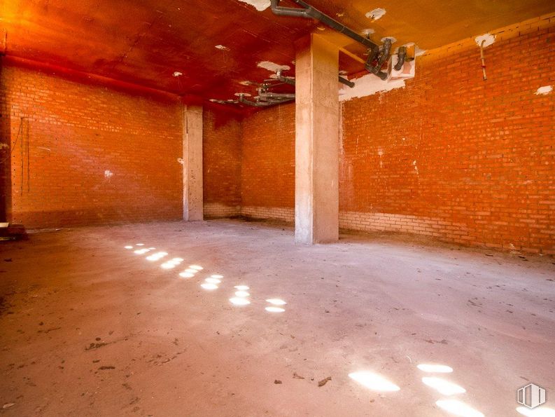 Local en alquiler y venta en Calle Puentedey, 5, Villa de Vallecas, Madrid, 28031 con ámbar, madera, piso, suelo, tintes y matices, material de construcción, ladrillo, material compuesto, techo y viga alrededor