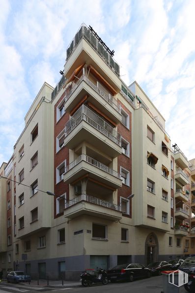 Local en alquiler y venta en Calle Rey Francisco, Moncloa - Aravaca, Madrid, 28008 con edificio, coche, nube, cielo, propiedad, ventana, rueda, bloque de pisos, diseño urbano y condominio alrededor