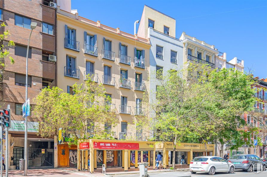 Local en alquiler en Calle Santa Engracia, 75, Chamberí, Madrid, 28010 con coche, edificio, cielo, ventana, rueda, vehículo, infraestructura, condominio, diseño urbano y árbol alrededor