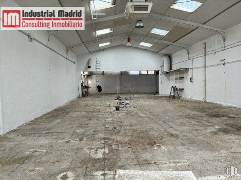 Industrial for sale at Polígono Industrial El Guijar, Arganda del Rey, Madrid, 28500 with projector, property, architecture, hall, flooring, composite material, door, concrete, building and asphalt around