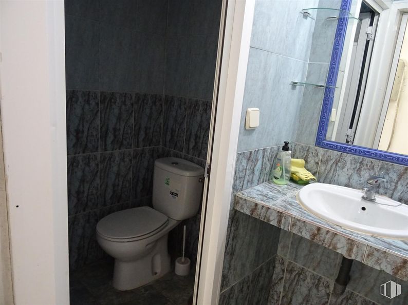 Local en alquiler en Calle Sierra de Gredos, 28, Villa de Vallecas, Madrid, 28031 con inodoro, fregadero, propiedad, grifo, accesorios de fontanería, espejo, cuarto de baño, azul, lavabo y morado alrededor