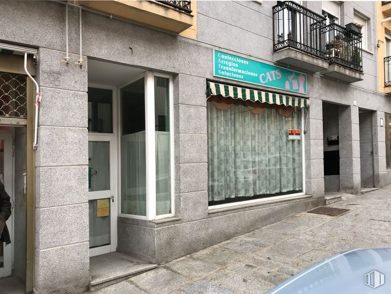 Retail for sale at Calle Pozas, 48, San Lorenzo de El Escorial, Madrid, 28200 with window, property, building, sidewalk, real estate, facade, house, road, font and automotive lighting around