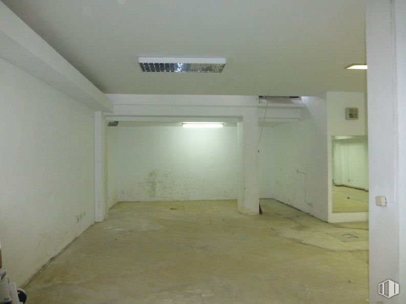 Local en alquiler y venta en Calle Montero, Móstoles, Madrid, 28934 con propiedad, accesorio, pintura, edificio, piso, madera, suelo, puerta, yeso y techo alrededor