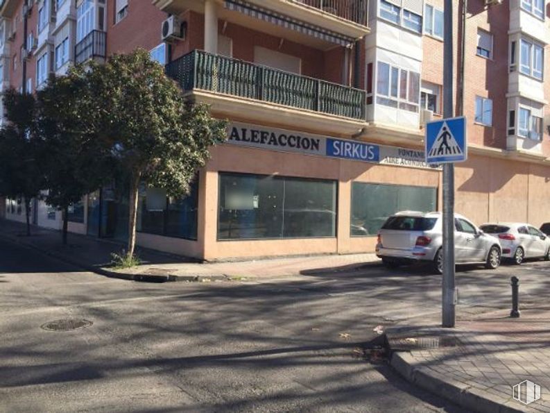 Local en alquiler y venta en Avenida Constitución, 184, Torrejón de Ardoz, Madrid, 28850 con coche, edificio, ventana, neumático, rueda, vehículo, superficie de la carretera, diseño urbano, planta y línea alrededor