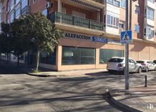 Retail for sale & for rent at Avenida Constitución, 184, Torrejón de Ardoz, Madrid, 28850 with car, building, window, tire, wheel, vehicle, road surface, urban design, plant and line around