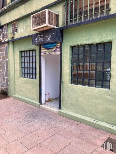 Local en venta en Calle Entrepeñas, 4, Alcalá de Henares, Madrid, 28803 con puerta, ventana, madera, edificio, accesorio, barrio, pared, casa, fachada y albañilería alrededor