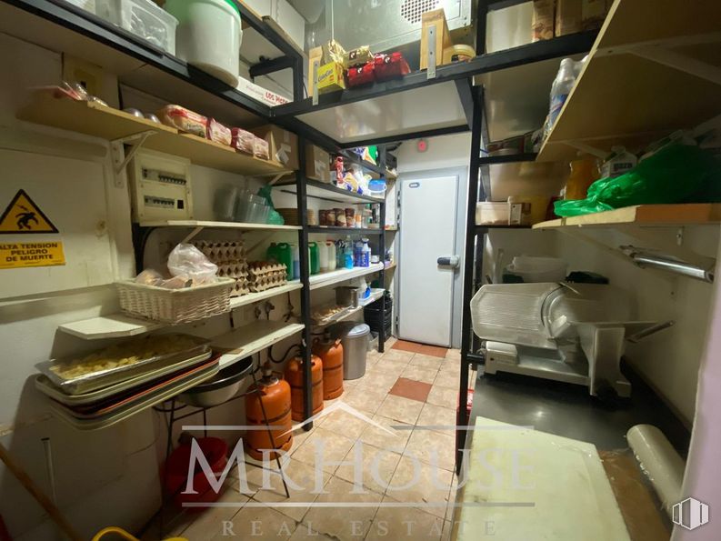 Retail for rent at  Calle Inmaculada, Casarrubuelos, Madrid, 28978 with packaged goods, building, food, shelf, kitchen appliance, machine, major appliance, kitchen, retail and shelving around