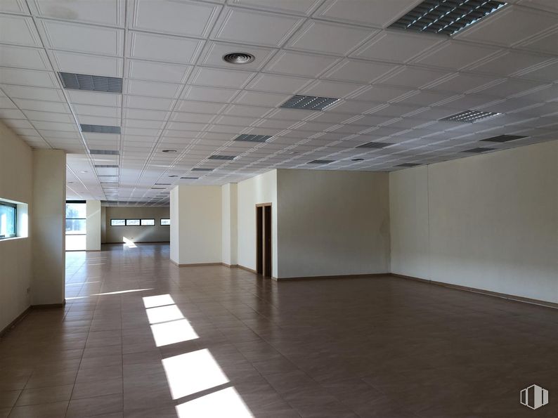 Industrial for sale at San Crispín - La Estación Consorcio, Colmenar Viejo, Madrid, 28770 with flooring, floor, ceiling, interior design, lighting, hall, tile flooring, light fixture, glass and fluorescent lamp around