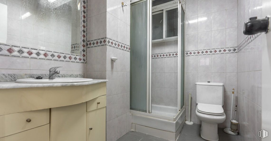 Local en venta en Calle del General Lacy, Arganzuela, Madrid, 28045 con inodoro, ebanistería, mueble de baño, espejo, propiedad, accesorios de fontanería, cuarto de baño, accesorio, morado y interiorismo alrededor