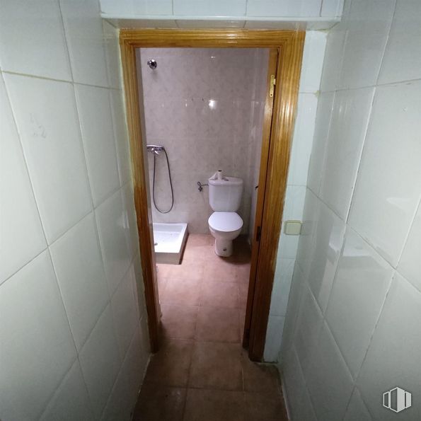 Retail for sale at Zona Centro, Piñuécar-Gandullas, Madrid, 28737 with toilet, plumbing fixture, fixture, bathroom, interior design, flooring, floor, wall, toilet seat and plumbing around